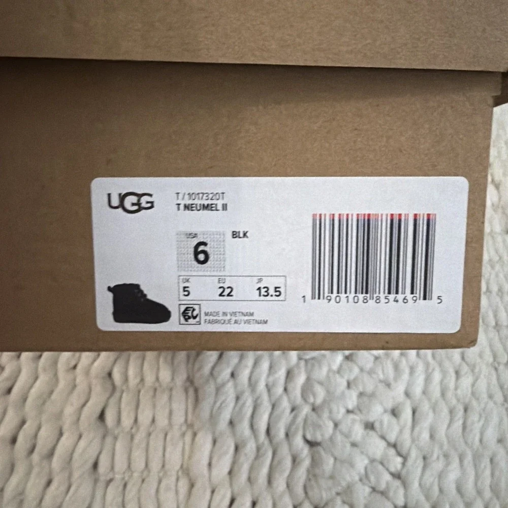 UGG Neumel II Solid Black Suede Toddler Kids Chukka Boots Shoes Size 6C